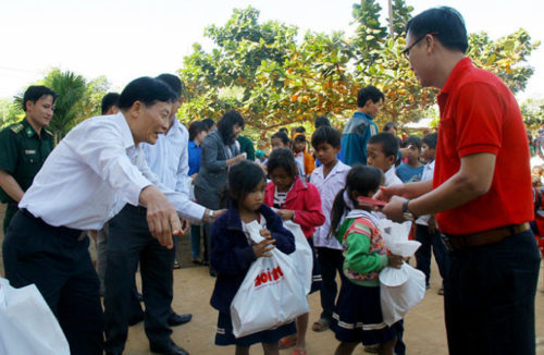 Quà tết đến với học sinh biên giới Bình Phước
