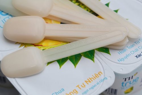 Từ 1/6, TH giảm 50% thìa sữa chua dùng một lần