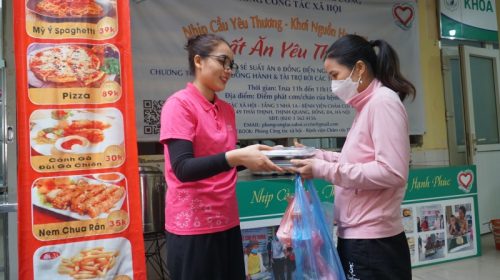Ám áp những bữa ăn thiện nguyện cùng Tập đoàn TH